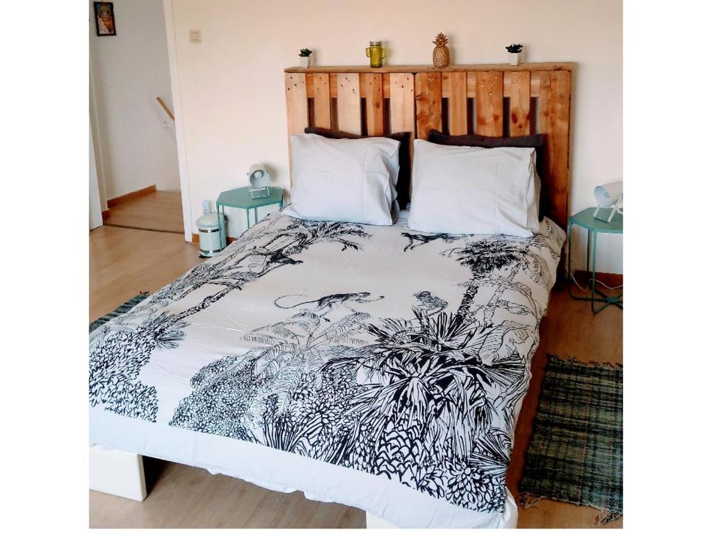 - un lit avec une couette en noir et blanc dans l'établissement Land Scape guesthouse, à Eeklo
