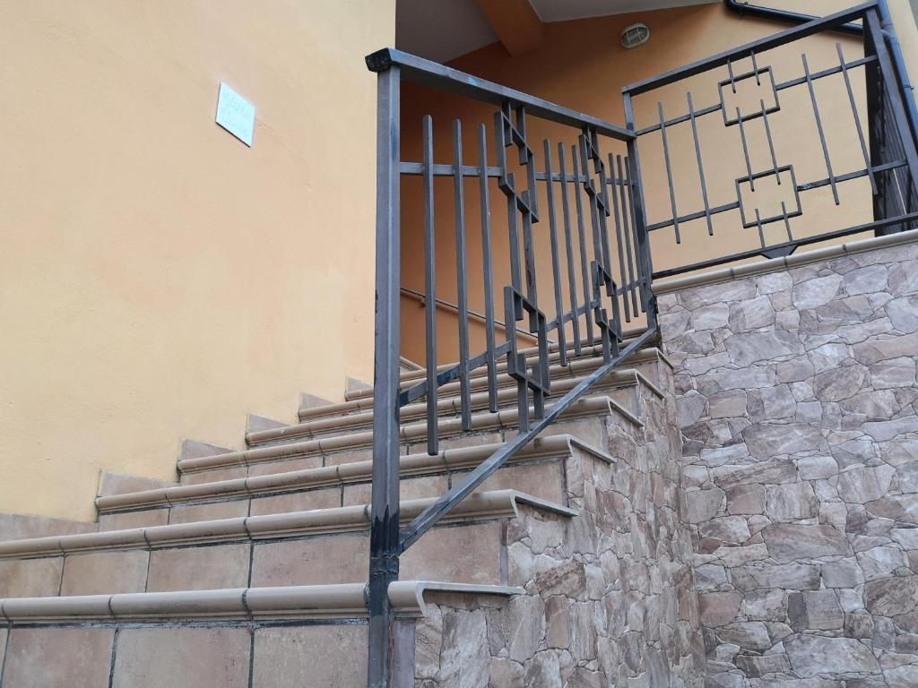 un conjunto de escaleras con una puerta en un edificio en Villa Iside, en Rogiano Gravina