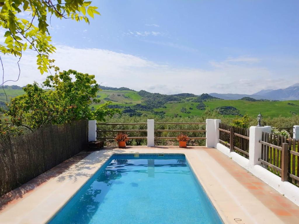 una piscina en el patio trasero de una casa en Villa Huerta Nacimiento, en Montecorto