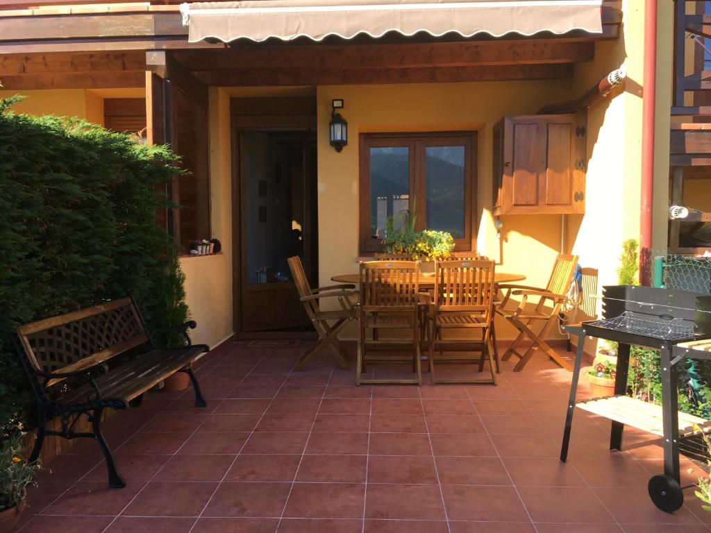 Patio alebo iná vonkajšia časť ubytovania PRECIOSO CHALET JUNTO A POTES CON PISCINA-4 Hab,3 Baños