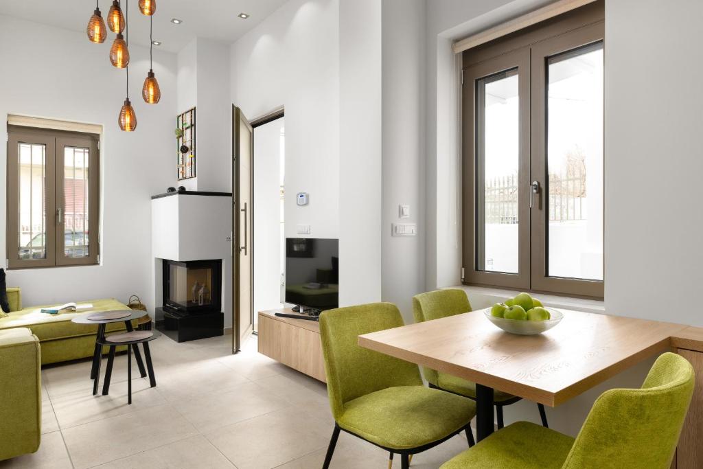 una cucina e un soggiorno con tavolo e sedie di Onirico House a Città di Rodi