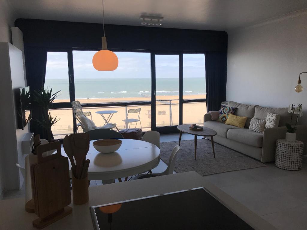 Luxury Seaview Apartment with free private garage في أوستند: غرفة معيشة مطلة على المحيط