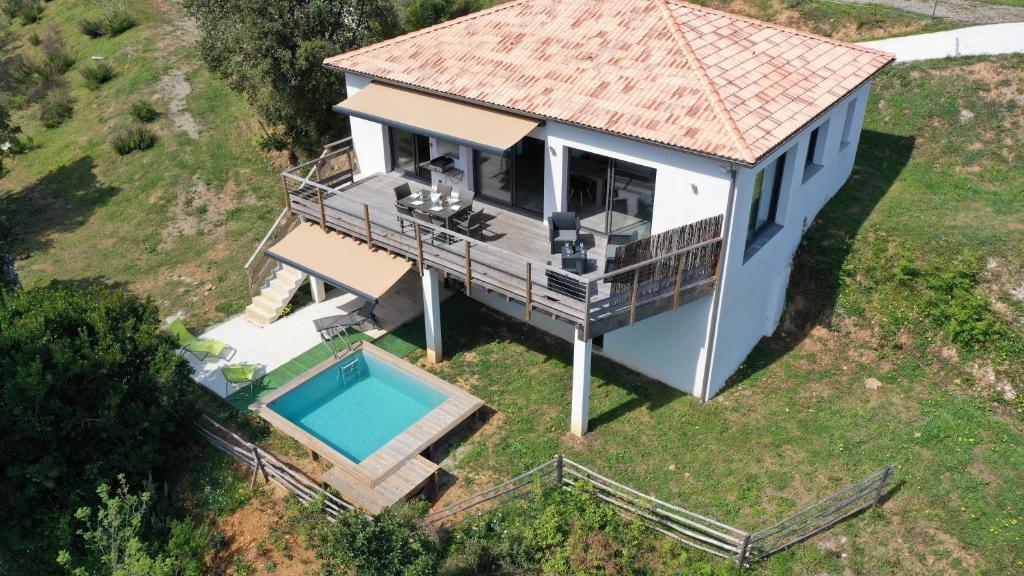 una vista aérea de una casa con piscina en Corse et Zen VILLA SUR LES BOIS 85m2 5à7 pers, en Taglio-Isolaccio