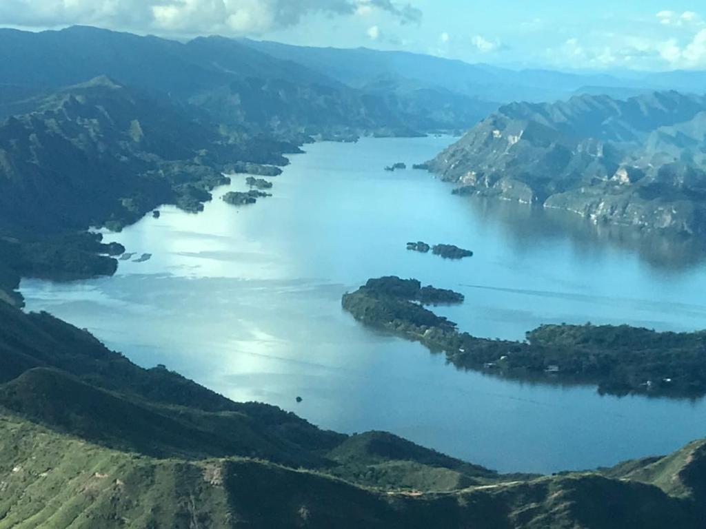 una vista aérea de un lago en las montañas en ENCANTADORA CABAÑA FRENTE A REPRESA HIDRO PRADO, en Prado