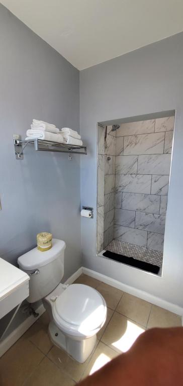 Travelers Inn photo