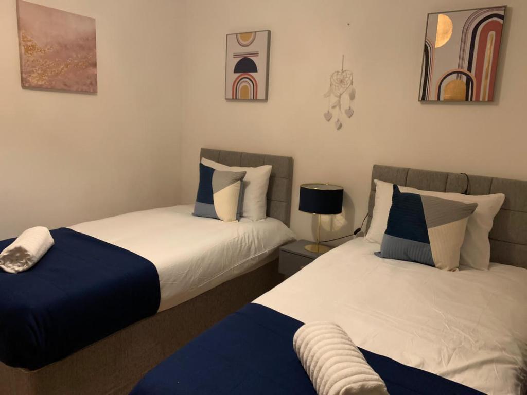 two beds sitting next to each other in a bedroom at Absolute Stays in Sherwood- Nottingham Castle- Capital FM Arena Nottingham- Contractors-Free WIFI- Free Parking- Long and Short Stays- Families-East Midlands Airport-Trent Bridge-Actors-Aria Court- Mansfield in Nottingham