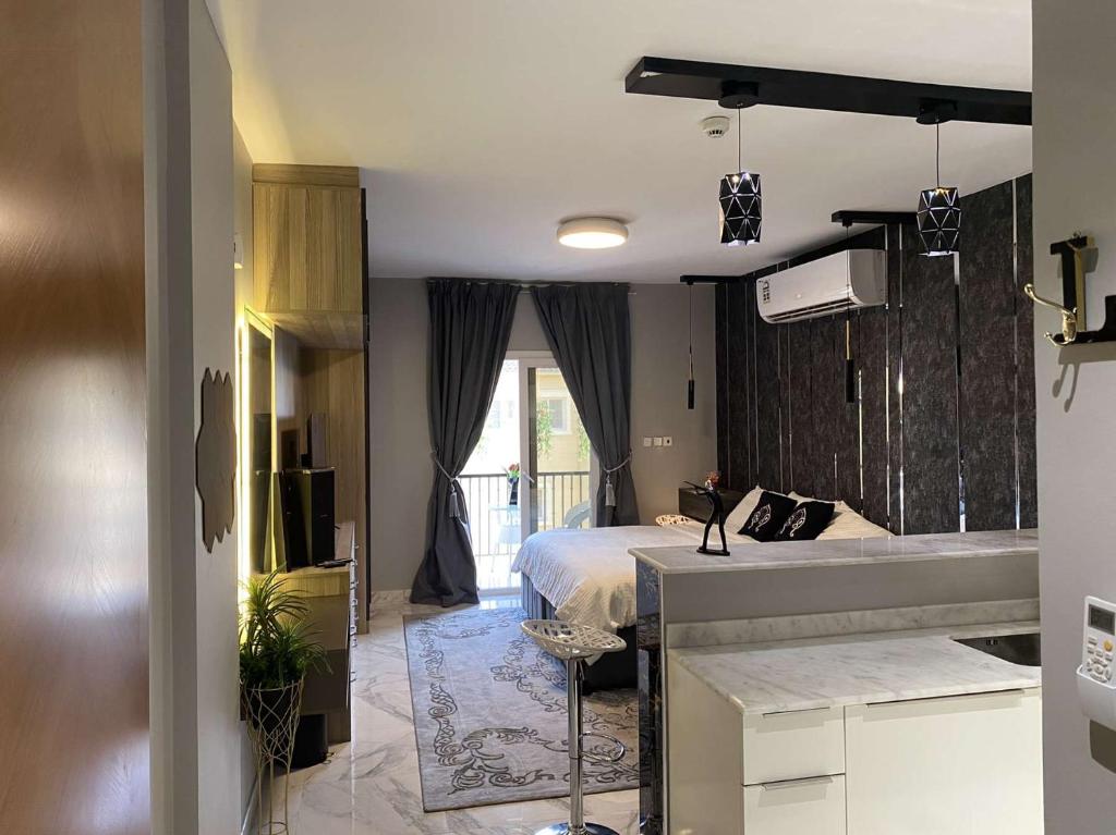 1 dormitorio con 1 cama y bañera en una habitación en Maqeela Luxury Studio, en King Abdullah Economic City