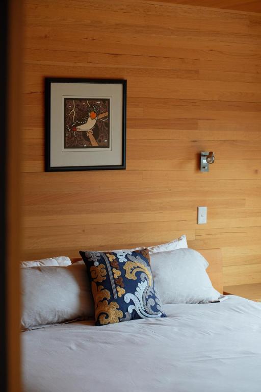 Postel nebo postele na pokoji v ubytování Denison Rivulet Retreats