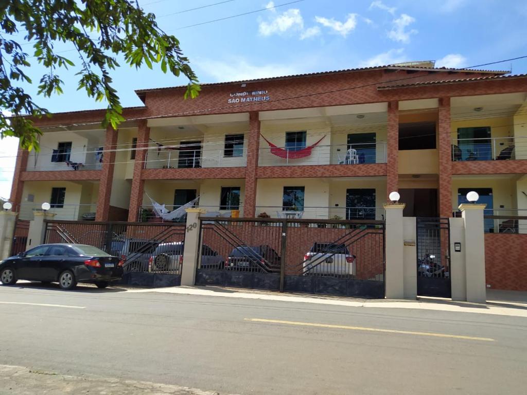 ein Gebäude mit einem davor geparkt in der Unterkunft Apartamento Amplo e familiar em frente à Igreja do Céu in Viçosa do Ceará
