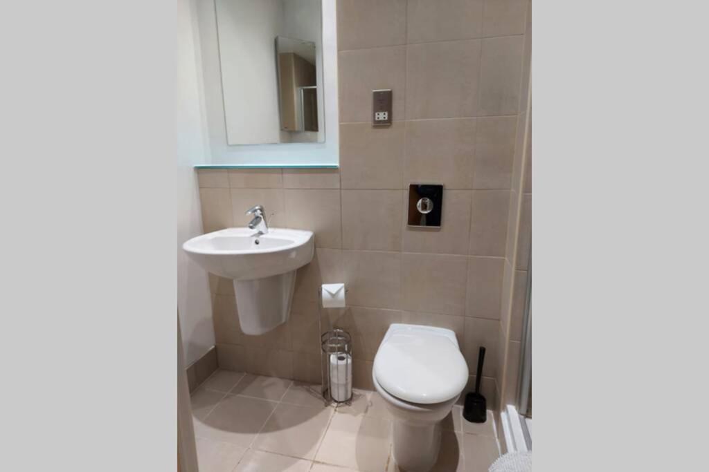 City Centre 2 Bed, 2 Bath, Free Parking & WiFi