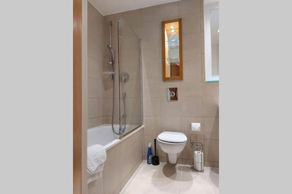 City Centre 2 Bed, 2 Bath, Free Parking & WiFi