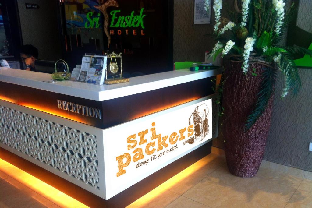 un mostrador de restaurante con un letrero para un restaurante de carne en Sri Packers Hotel, en Sepang