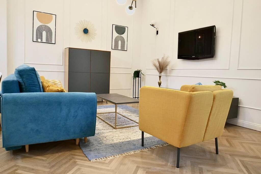 Μια τηλεόραση ή/και κέντρο ψυχαγωγίας στο Apartament Palatul Stern
