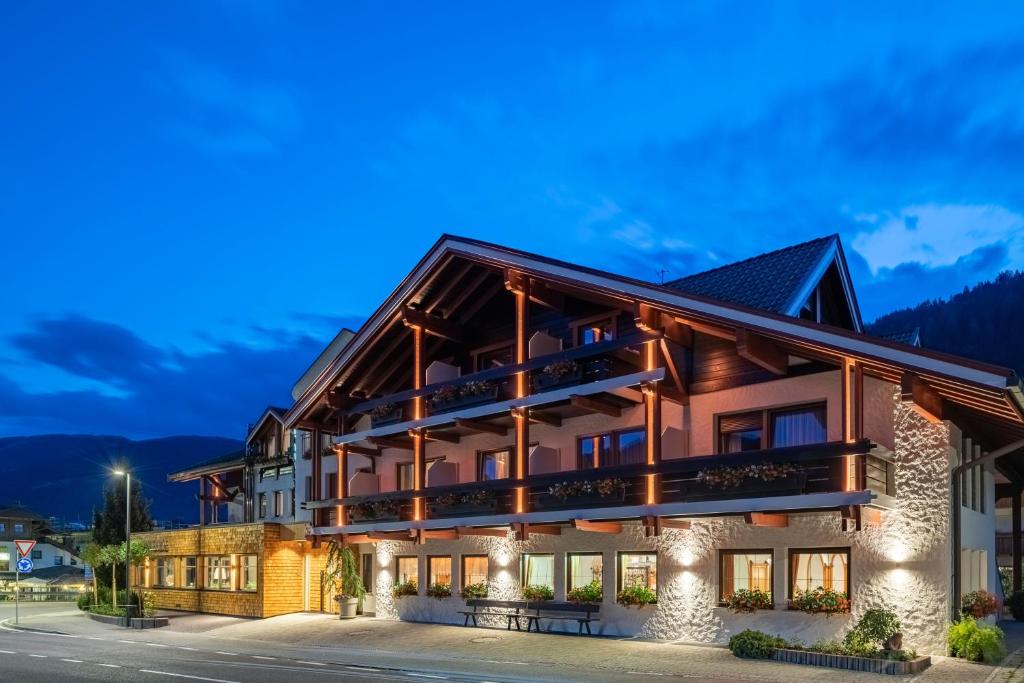 un hotel en las montañas por la noche en Hotel Brunnerhof, en Rasun di Sotto