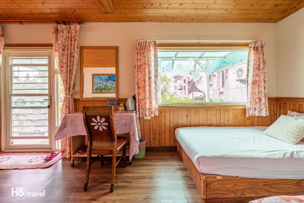 吉安的住宿－山緹歐式民宿，一间卧室配有一张床、一张书桌和一个窗户。