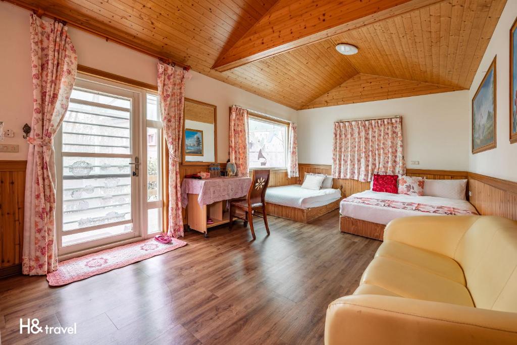 a bedroom with a bed and a desk in a room at Shan Tyi Homestay in Ji&#39;an