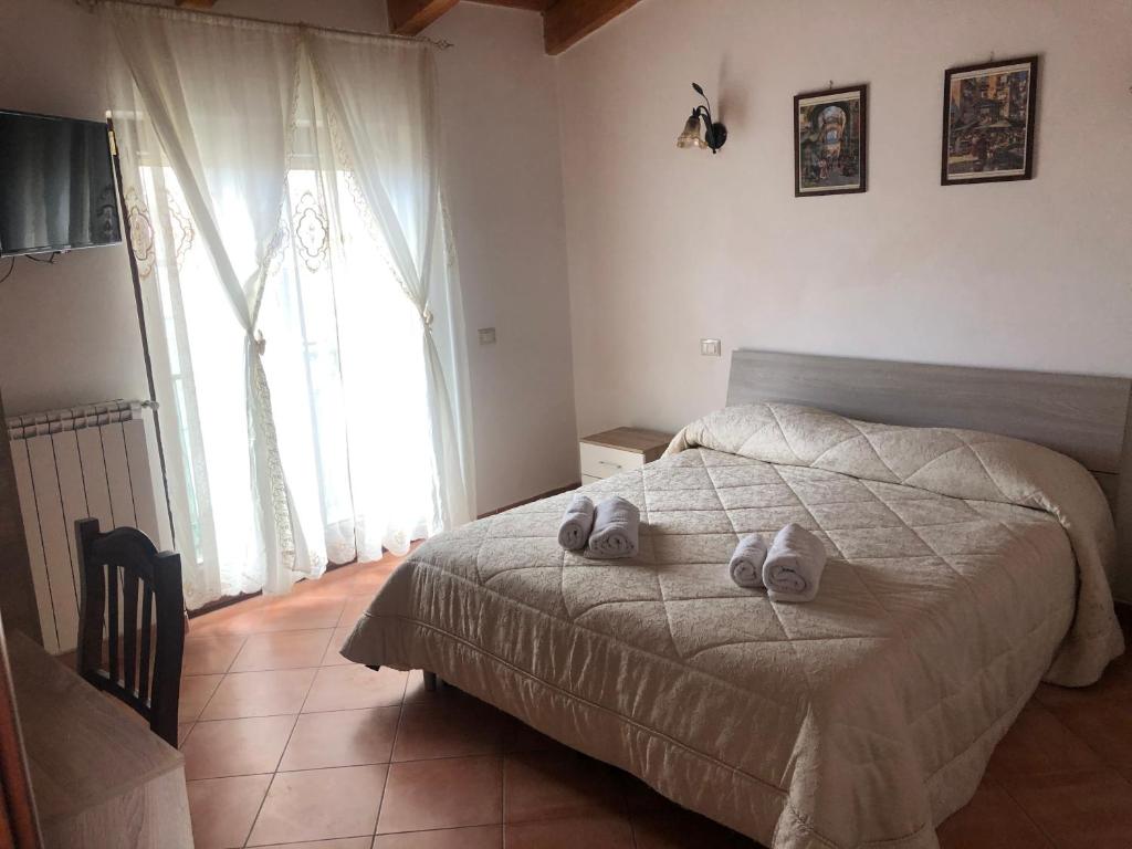 a bedroom with a bed with towels on it at Bed & Breakfast Il Sentiero in Agerola