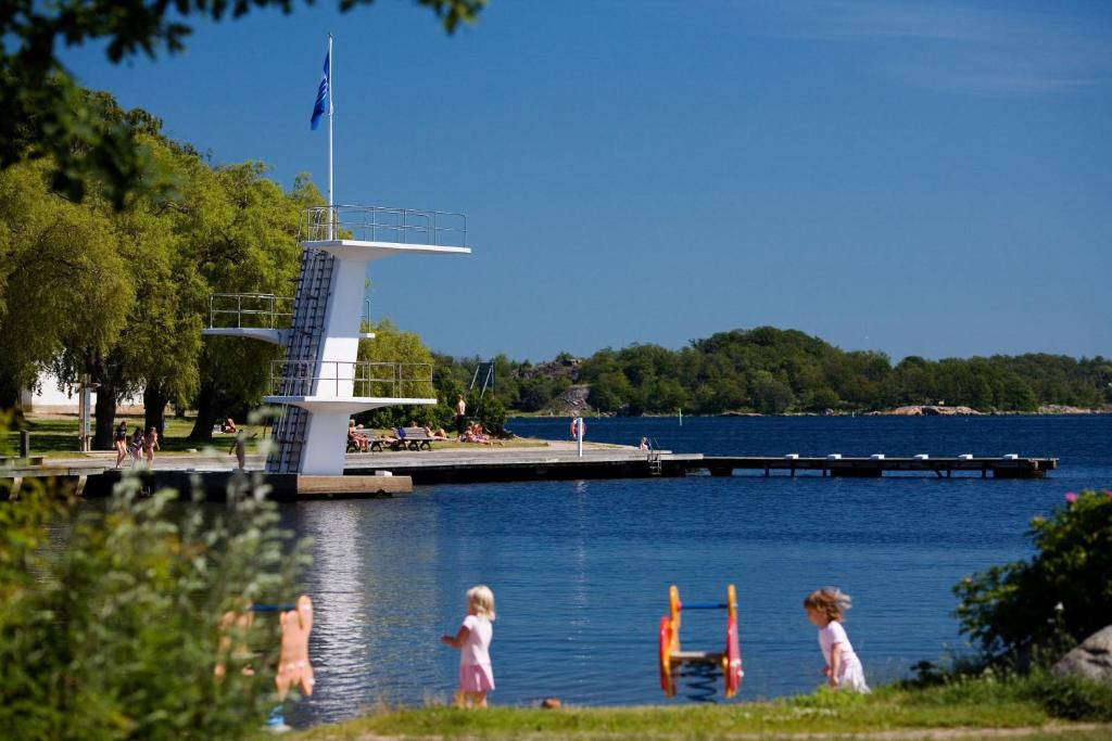 a group of children playing in the water at a lake at Kronohäktet in Karlskrona