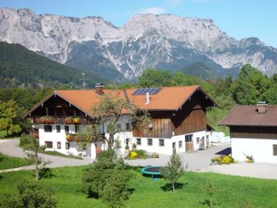 una casa grande con montañas en el fondo en Greobenlehen en Marktschellenberg