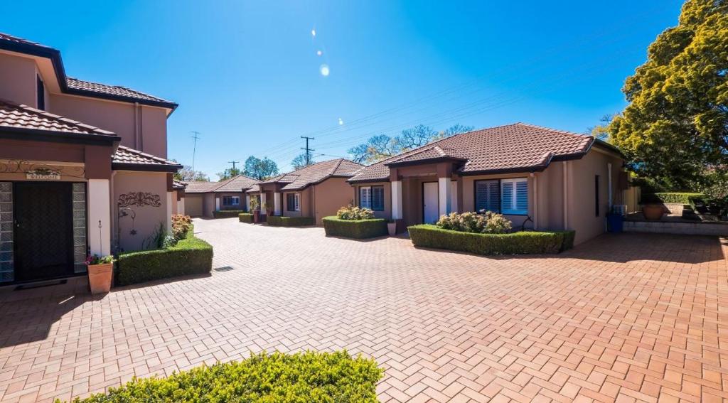 a row of houses on a brick driveway at Ruthmor Villas in Toowoomba
