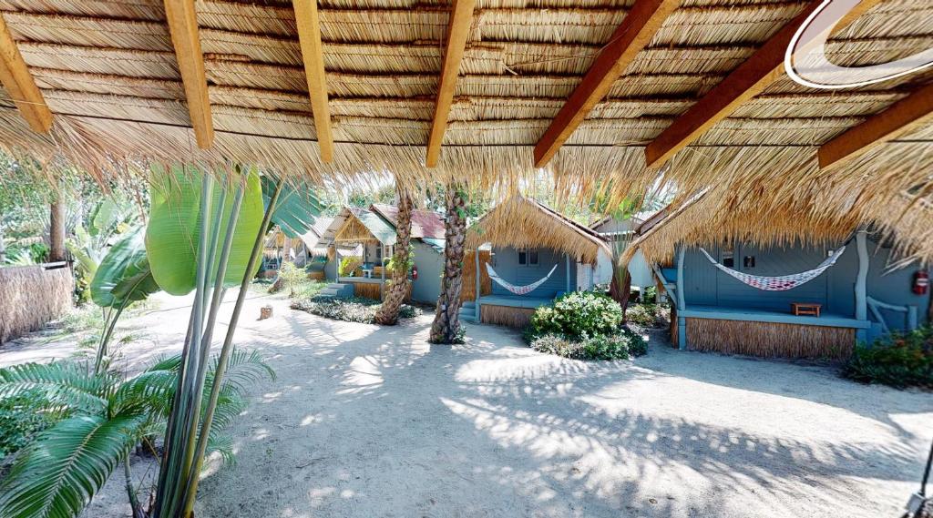 Sea Love Beach Bar & Bungalows - 3