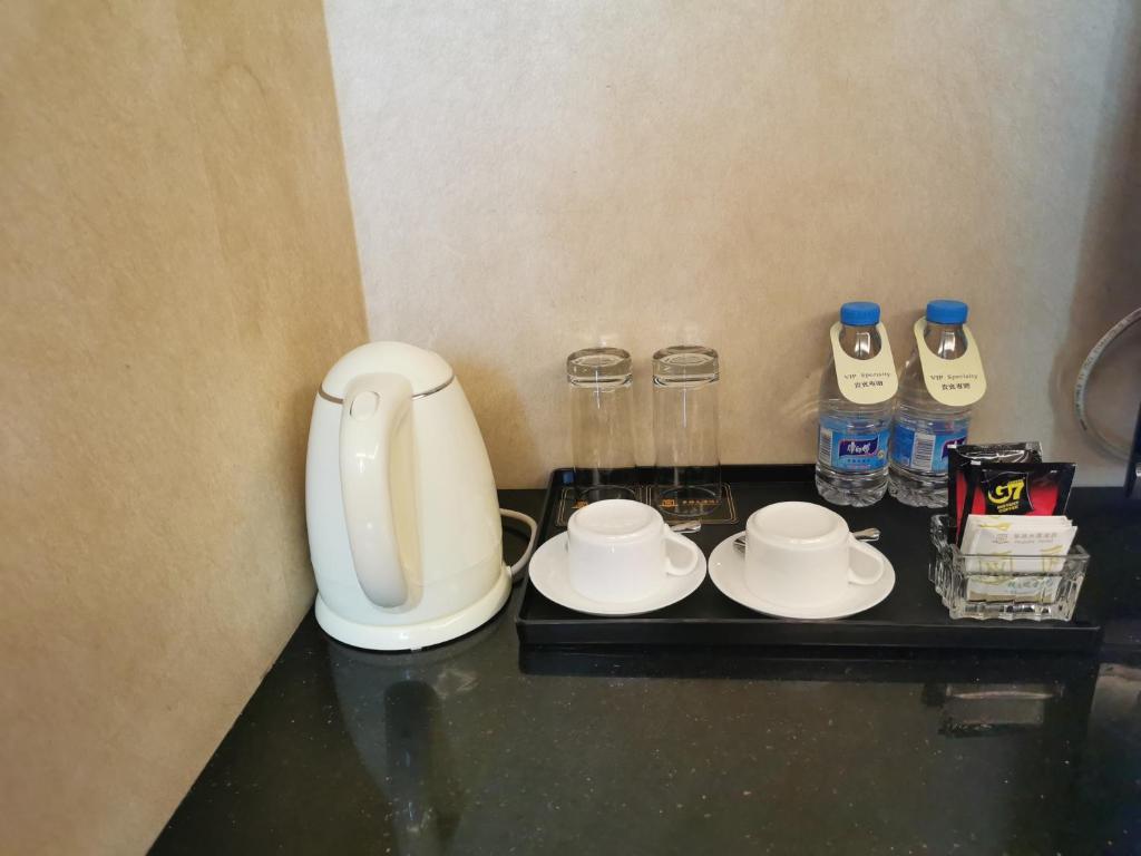Příslušenství pro přípravu čaje a kávy v ubytování Hua Shi Hotel