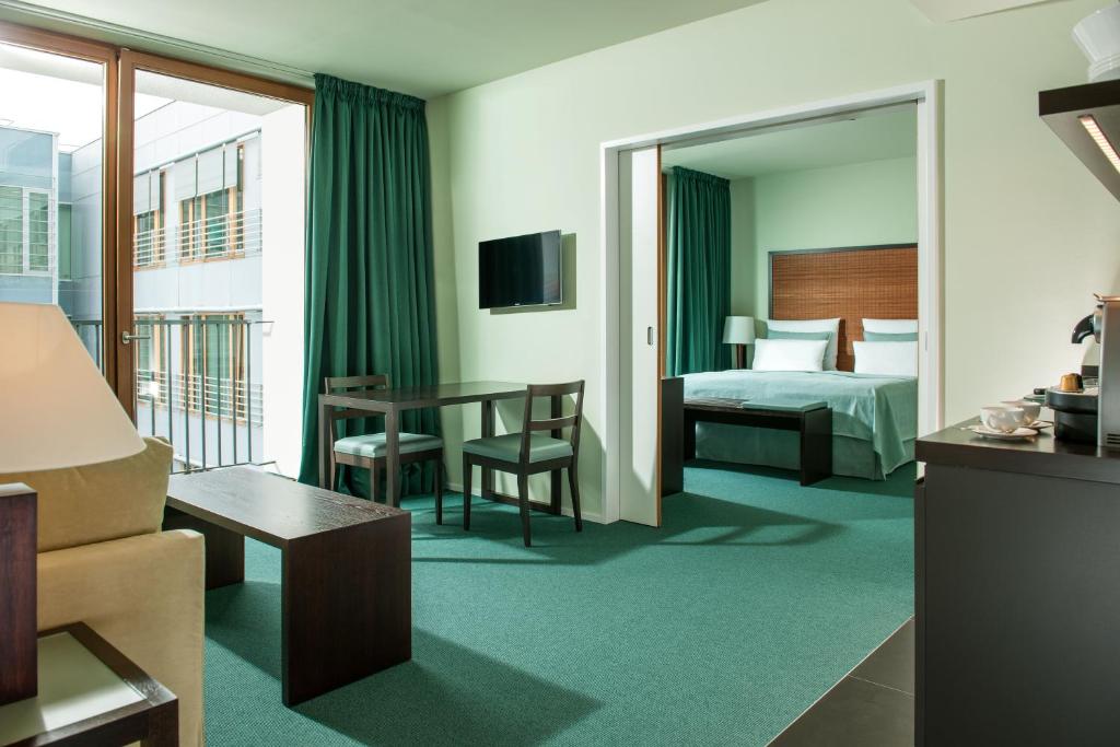 um quarto de hotel com uma cama e uma mesa em Clipper Boardinghouse - Berlin-Gendarmenmarkt em Berlim