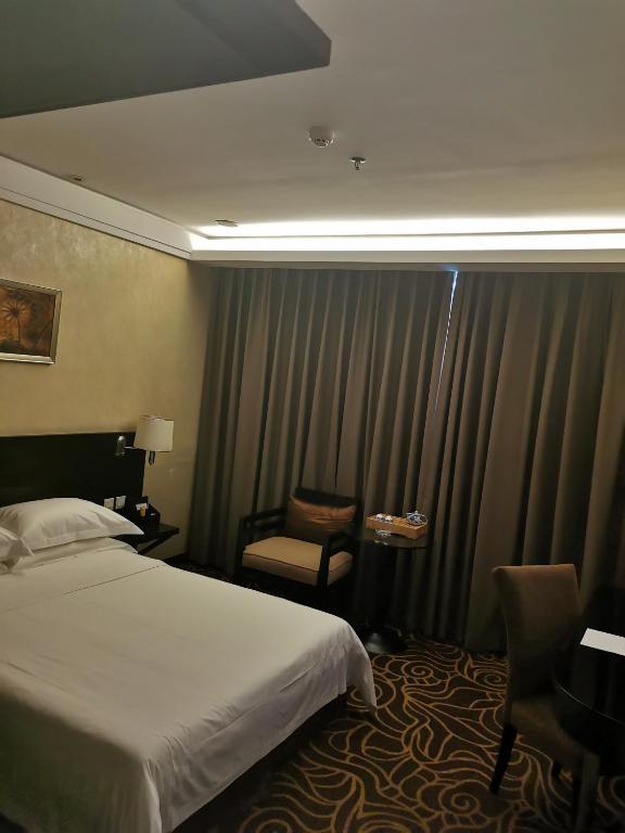 Postel nebo postele na pokoji v ubytování Hua Shi Hotel