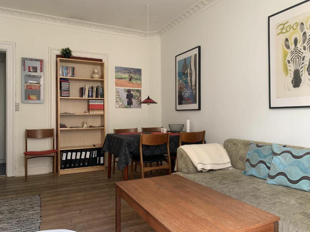 コペンハーゲンにあるApartmentInCopenhagen Apartment 510のリビングルーム(ソファ、テーブル付)