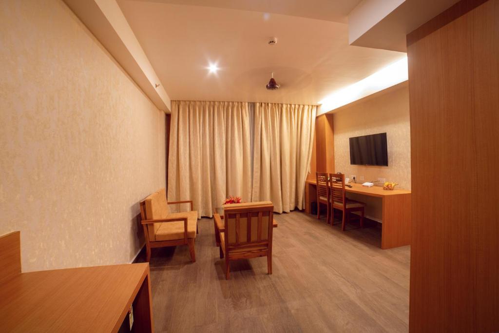 TV a/nebo společenská místnost v ubytování Abhyagama Hotel
