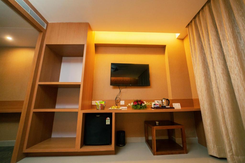 TV a/nebo společenská místnost v ubytování Abhyagama Hotel