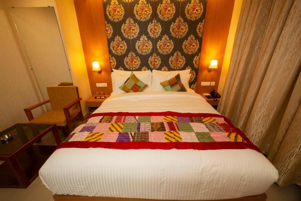 Postel nebo postele na pokoji v ubytování Abhyagama Hotel