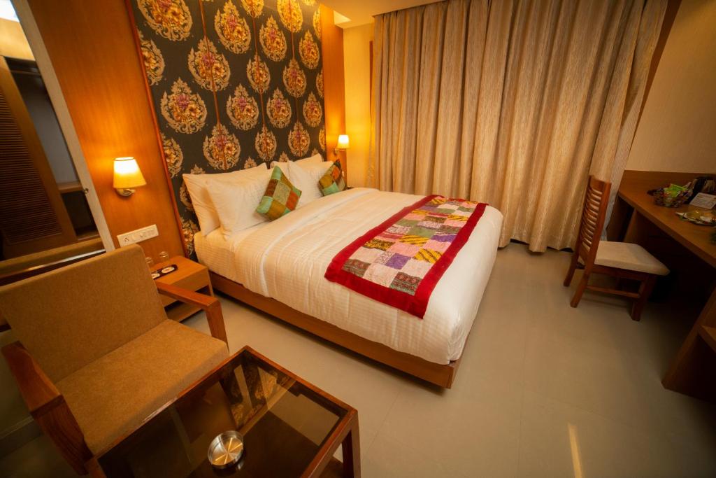 Postel nebo postele na pokoji v ubytování Abhyagama Hotel