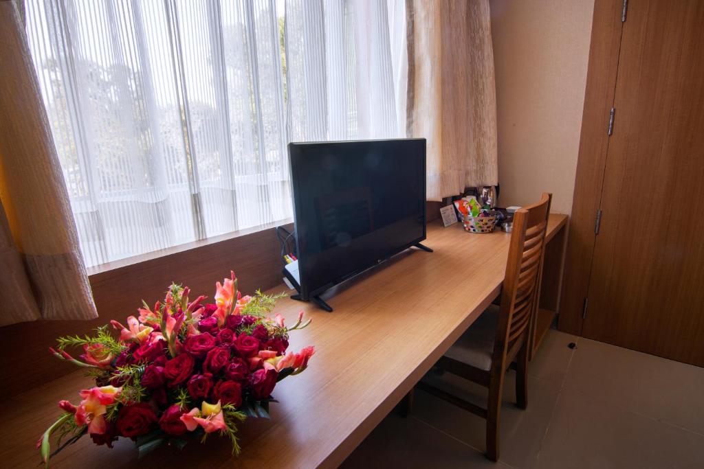 TV a/nebo společenská místnost v ubytování Abhyagama Hotel