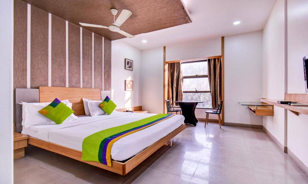 ein Schlafzimmer mit einem großen Bett in einem Zimmer in der Unterkunft Treebo Trend Admiral Suites New Usmanpura in Aurangabad