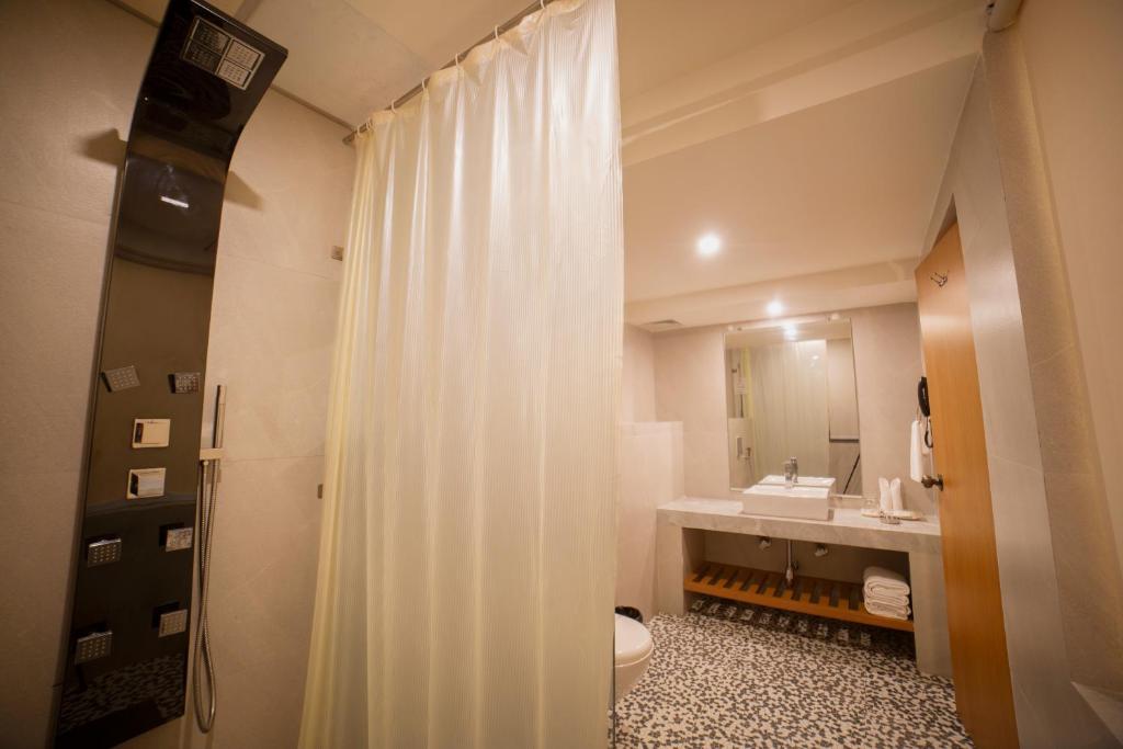Koupelna v ubytování Abhyagama Hotel