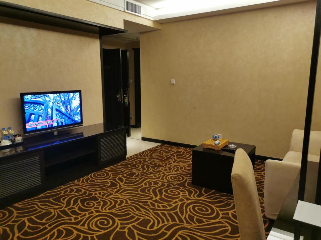 TV a/nebo společenská místnost v ubytování Hua Shi Hotel