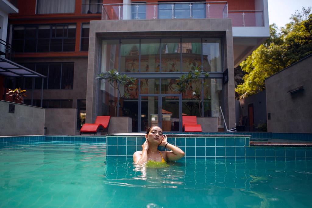 Bazén v ubytování Abhyagama Hotel nebo v jeho okolí