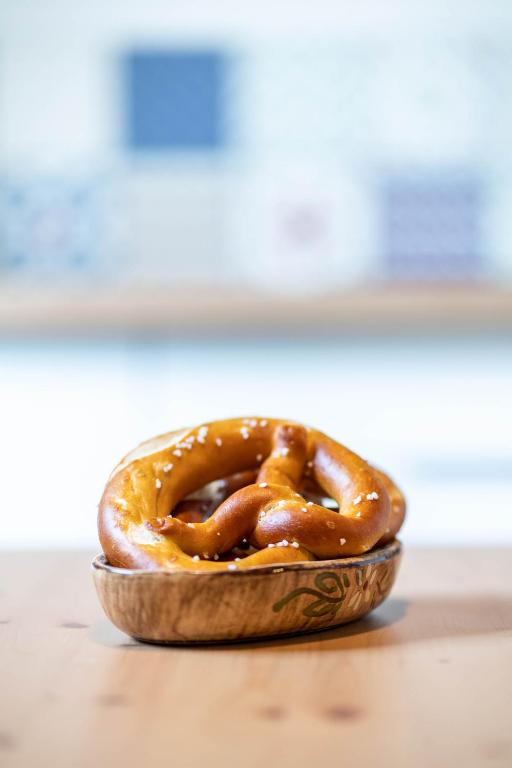 a bowl of pretzels sitting on a table at Gîtes Au fil des saisons proximité EUROPA PARK in Diebolsheim