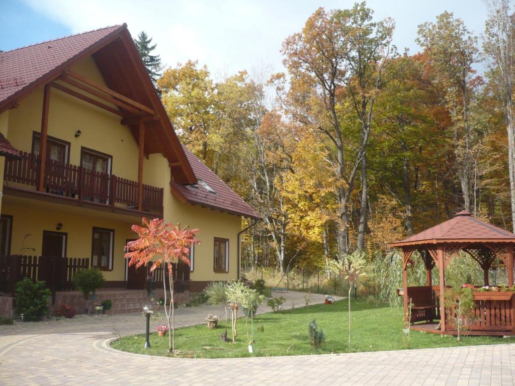 una casa con cenador en un patio en Wynajem Pokoi Willa Pod Lasem, en Karpacz