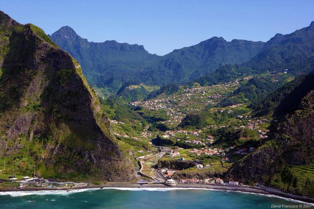 una vista aerea di una valle con montagne e una città di Pereira Place a São Vicente