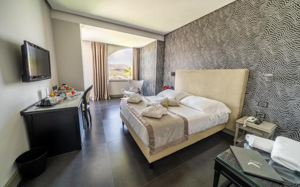 A bed or beds in a room at Hotel Il Gabbiano