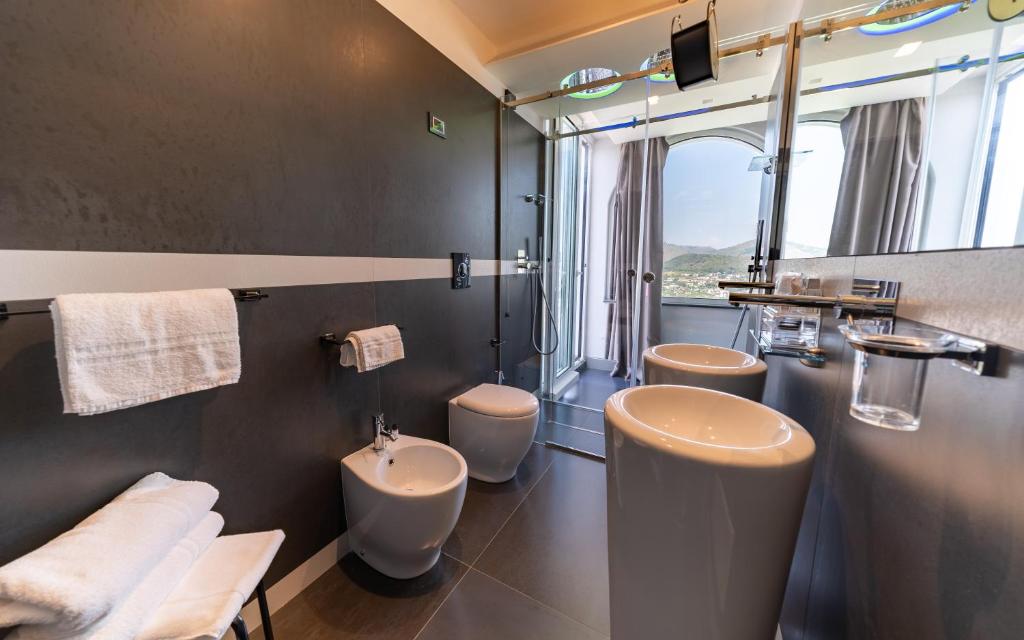 A bathroom at Hotel Il Gabbiano
