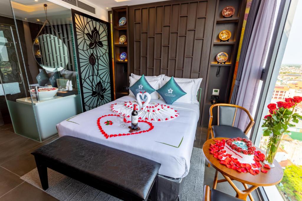 Postel nebo postele na pokoji v ubytování White Lotus Hue Hotel