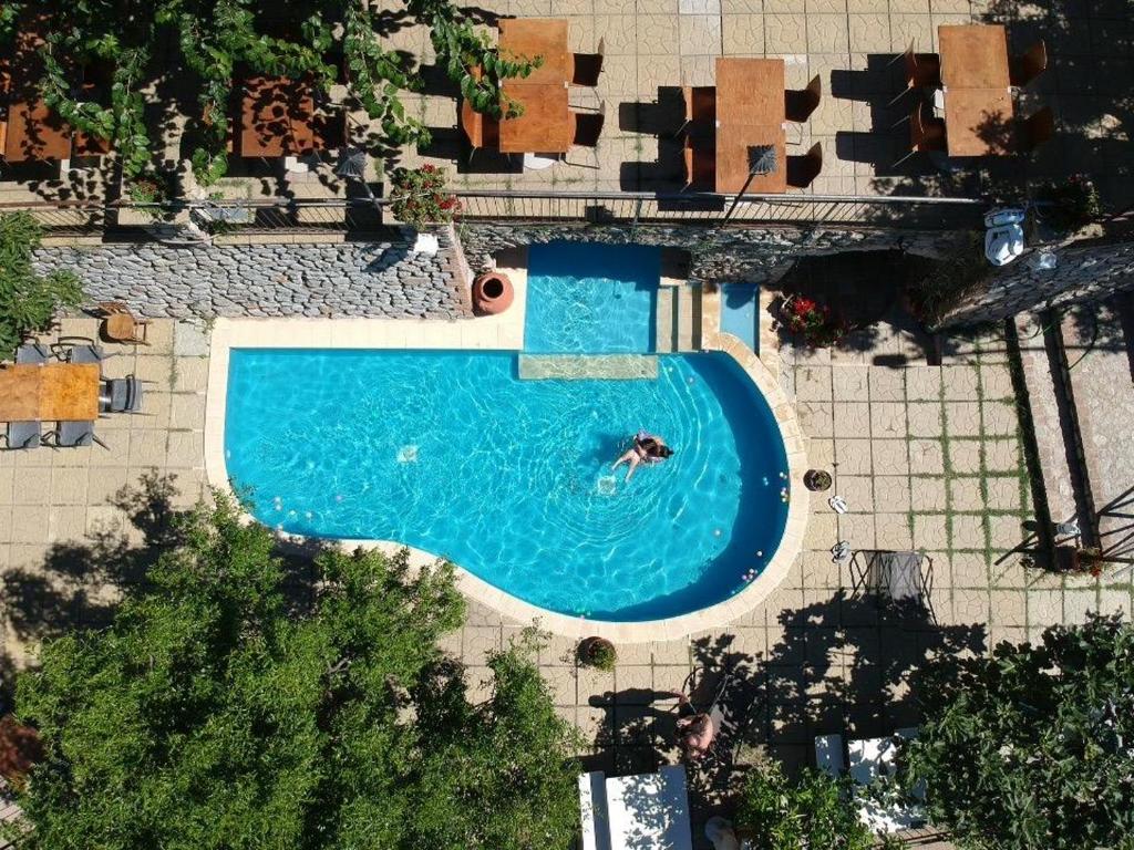 una vista aérea de una piscina con una persona en ella en One bedroom appartement with sea view shared pool and enclosed garden at Badolato, en Badolato