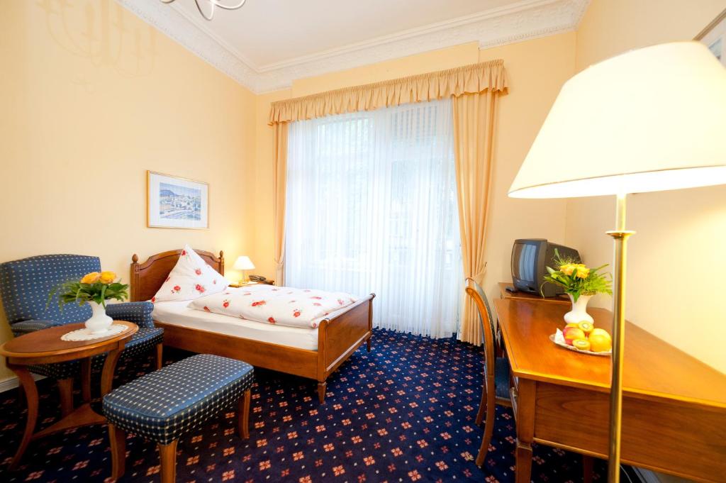 Postel nebo postele na pokoji v ubytování Hotel Spöttel