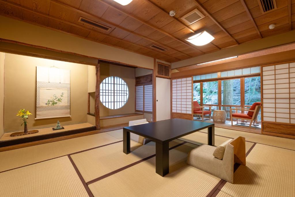 a living room with a table and a chair at Tsukihitei in Nara