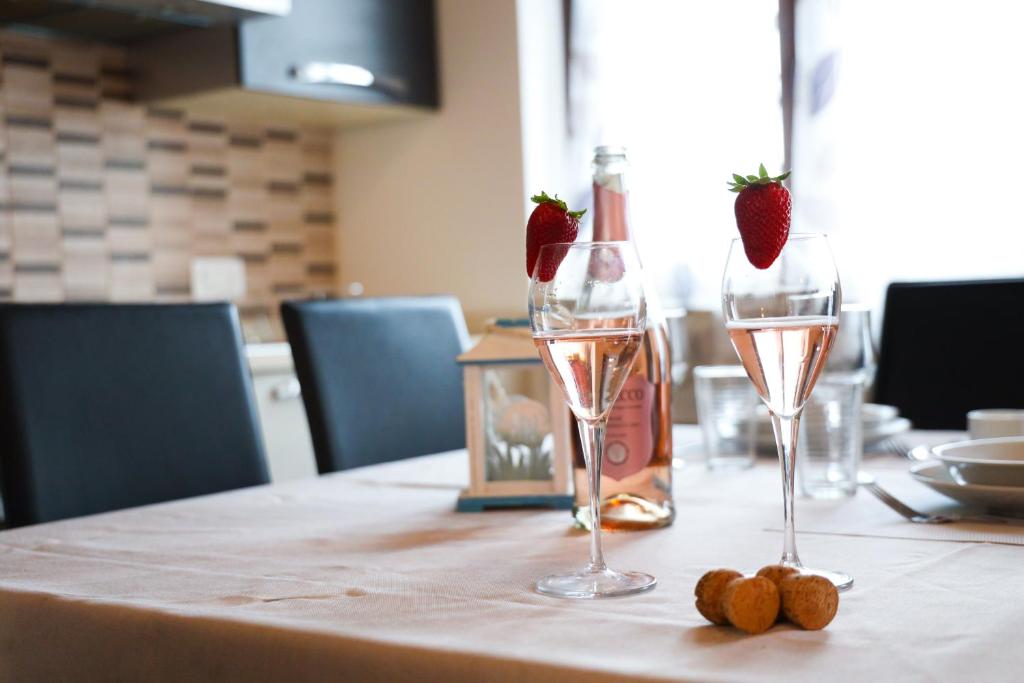 twee glazen champagne en aardbeien op een tafel bij Villa Giusi in Tropea
