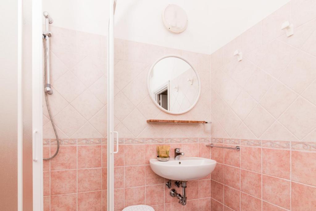 Koupelna v ubytování Hotel Lydia