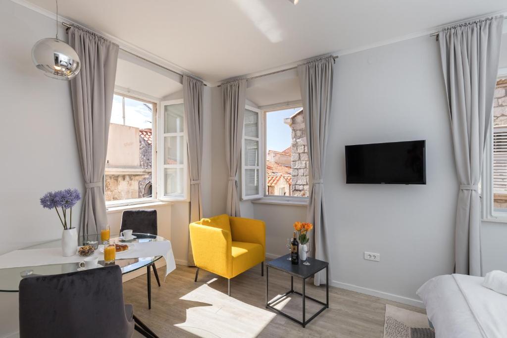 Televízia a/alebo spoločenská miestnosť v ubytovaní Apartments Urbis